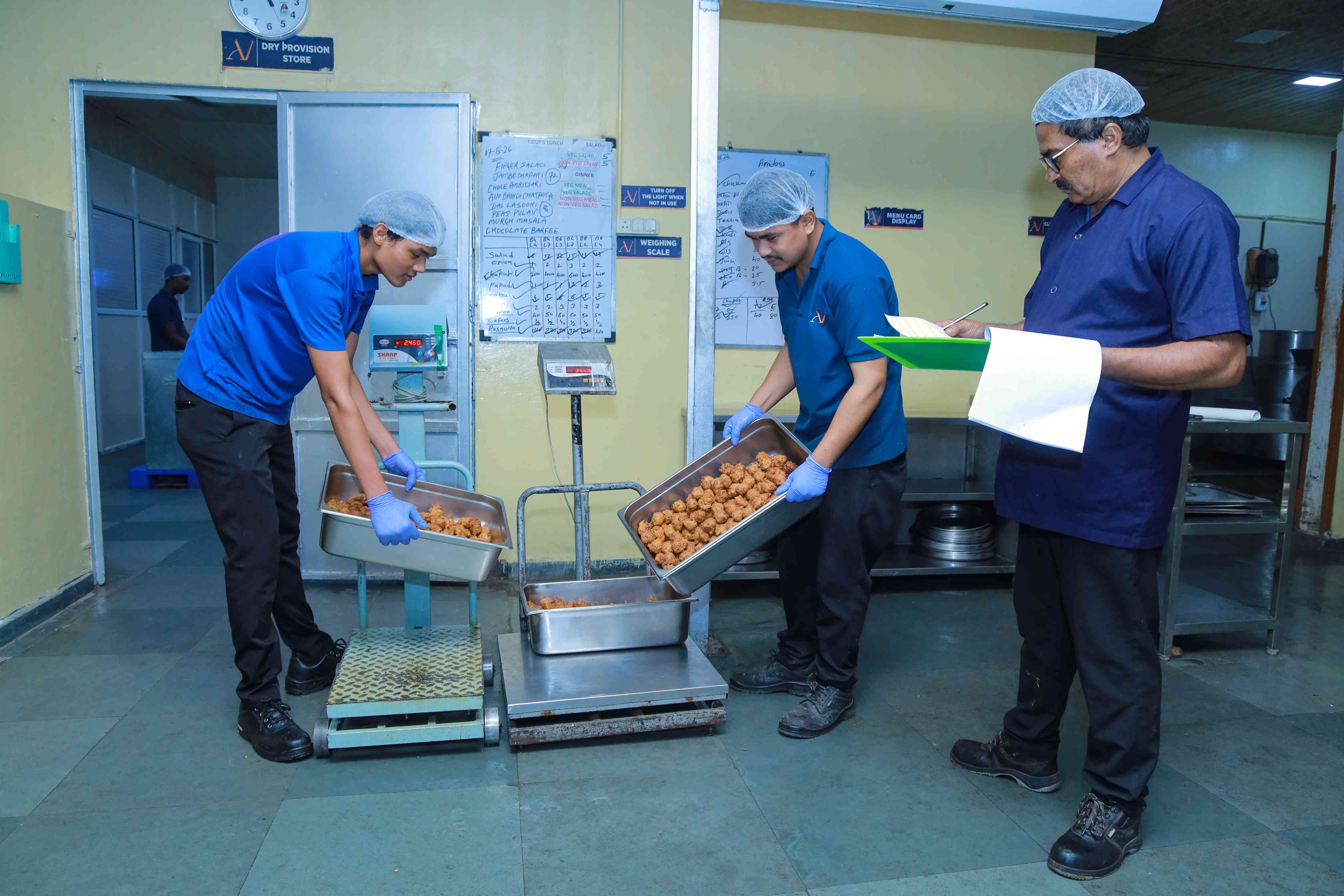 Food weighing and preparation for dispatch